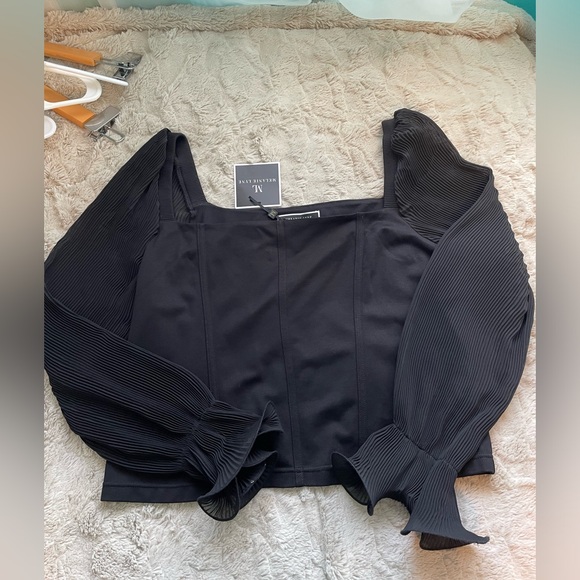 melanie lyne Tops - BNWT Black Square Neck Pleated Top